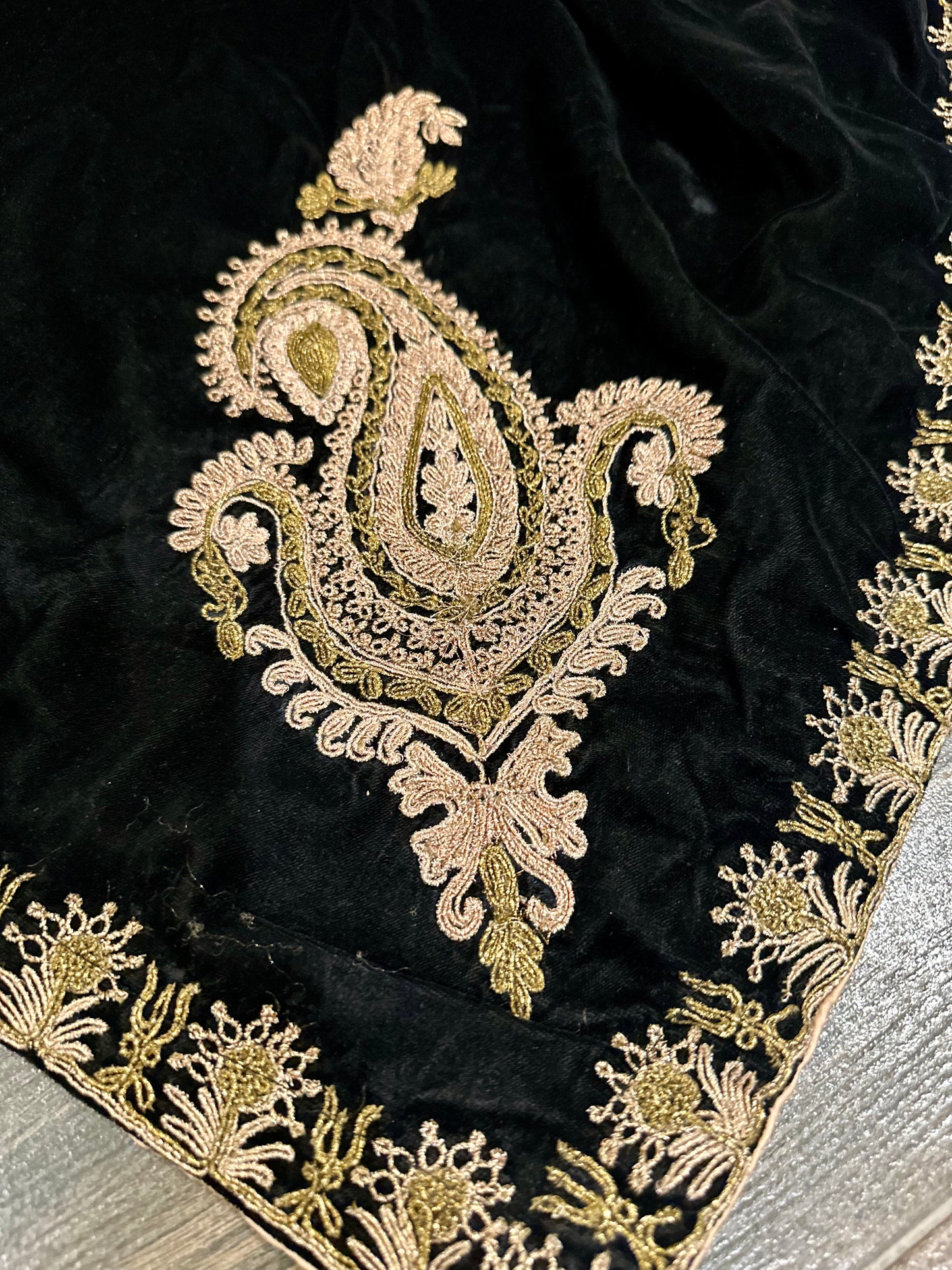 VT-170 kari motive luxury dori work shawl (unisex)