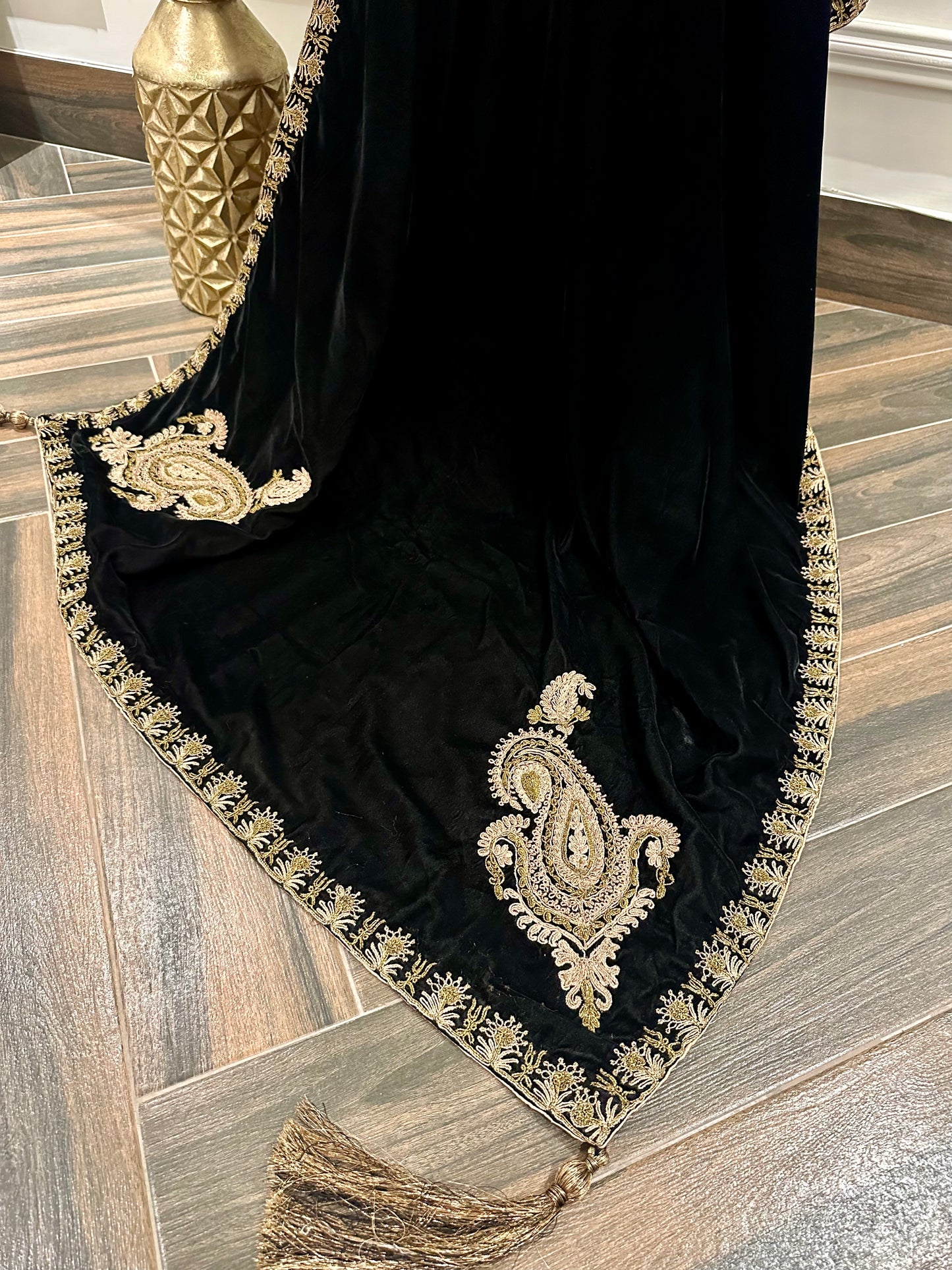 VT-170 kari motive luxury dori work shawl (unisex)