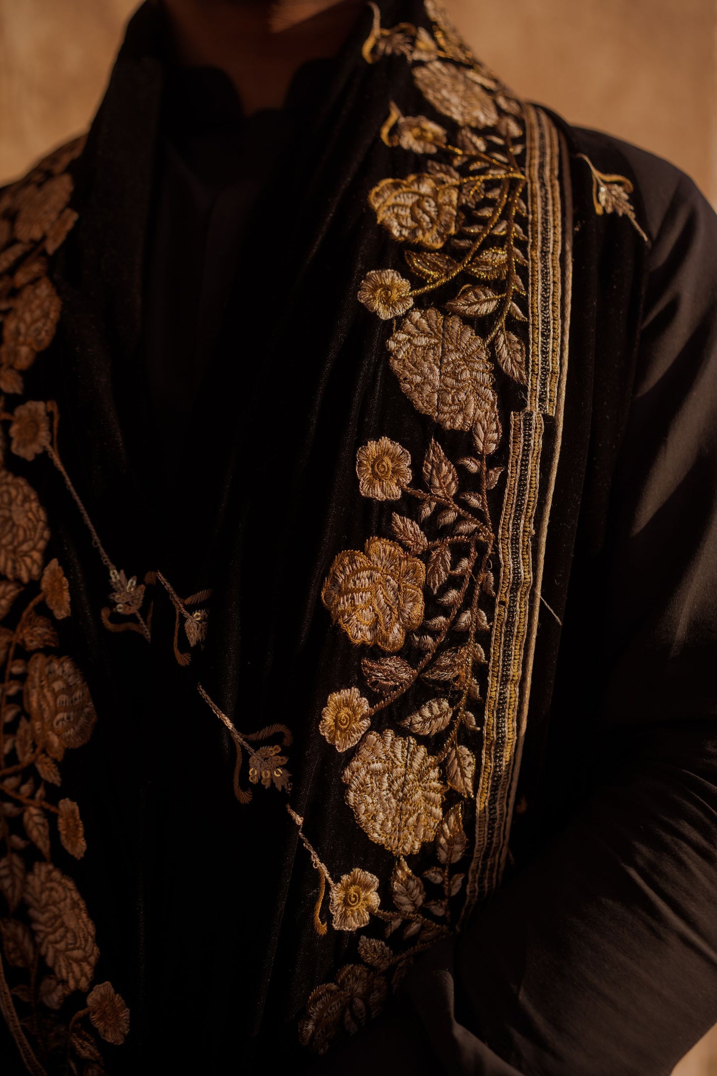 VT-150 Roses thread work shawl (unisex)