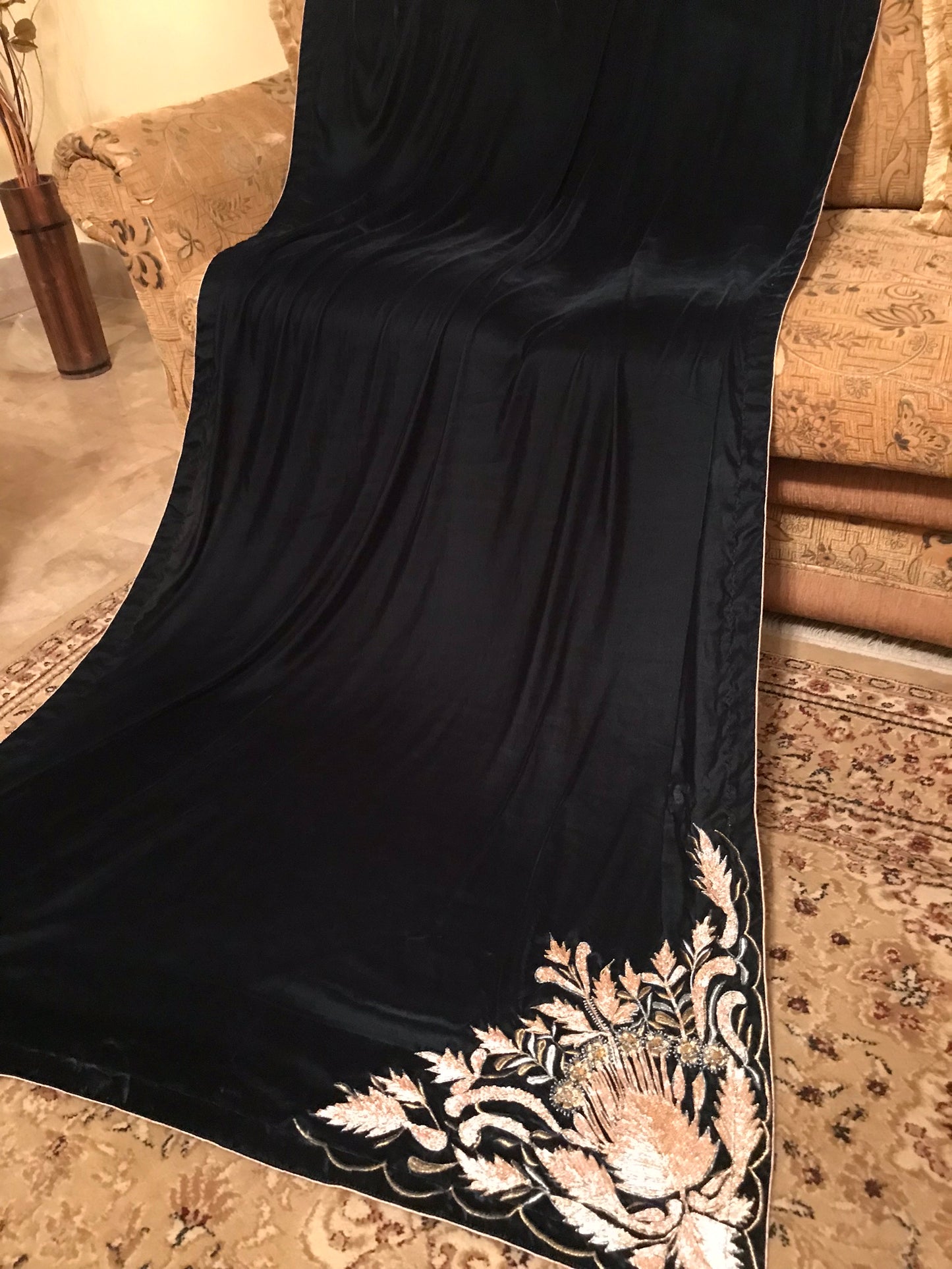 VT-76 Edged gota motive shawl