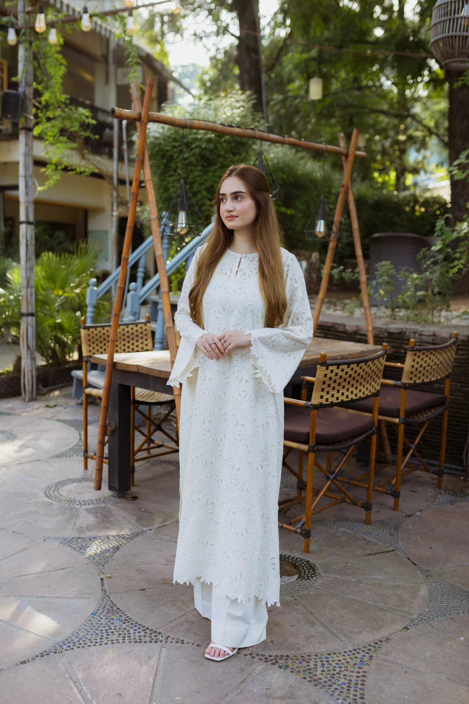 White kaftan kurta with leaf Shiffli embroidery and flared sleeves