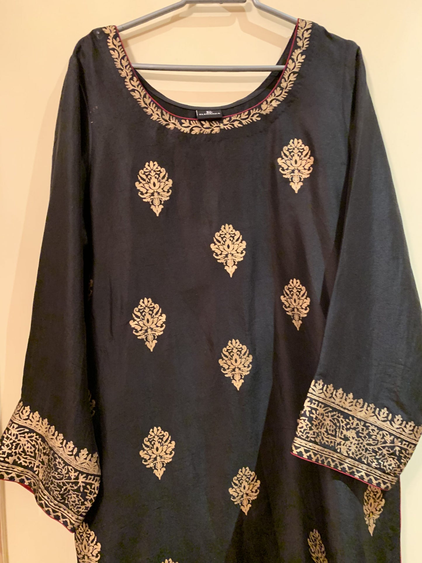 Shahjahan – Black/Gold in Pure rawsilk with palta on borders