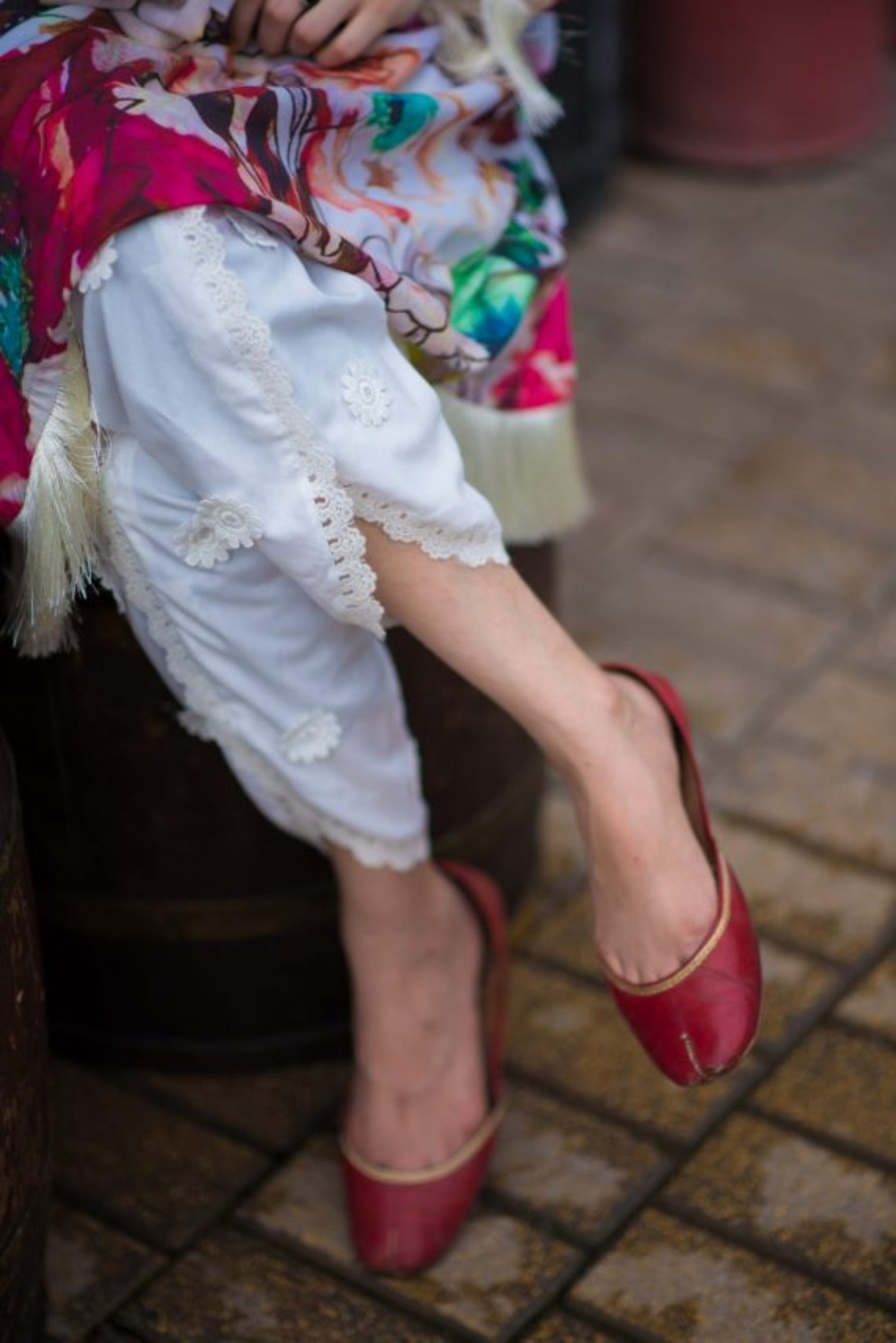 Tulip-cut pants with 3D floral appliqués and lace-edged hem