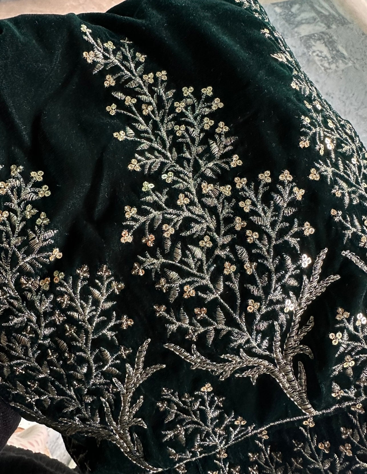 VT-105 BlackTree motive embroidered shawl