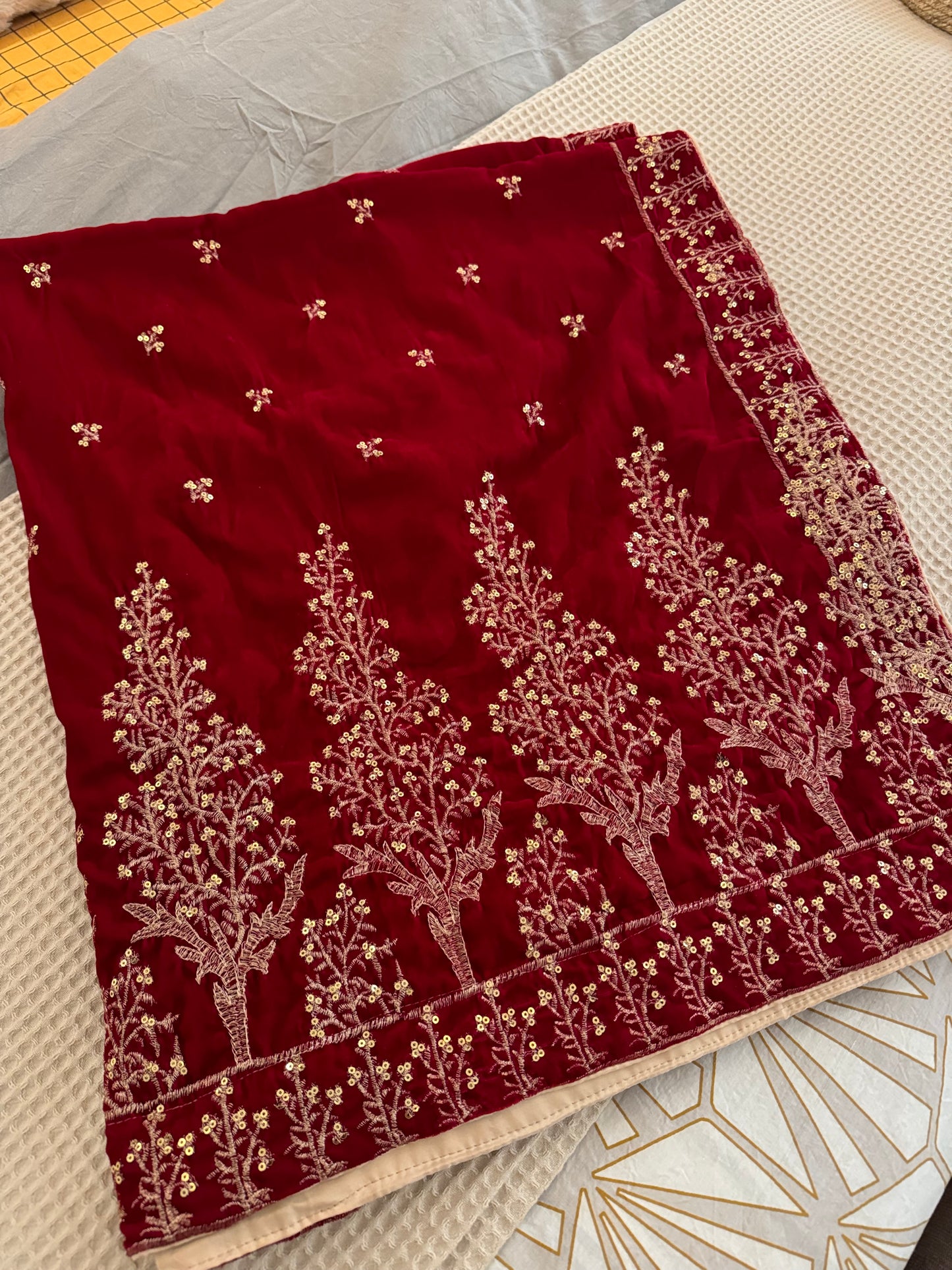 VT-105 BlackTree motive embroidered shawl