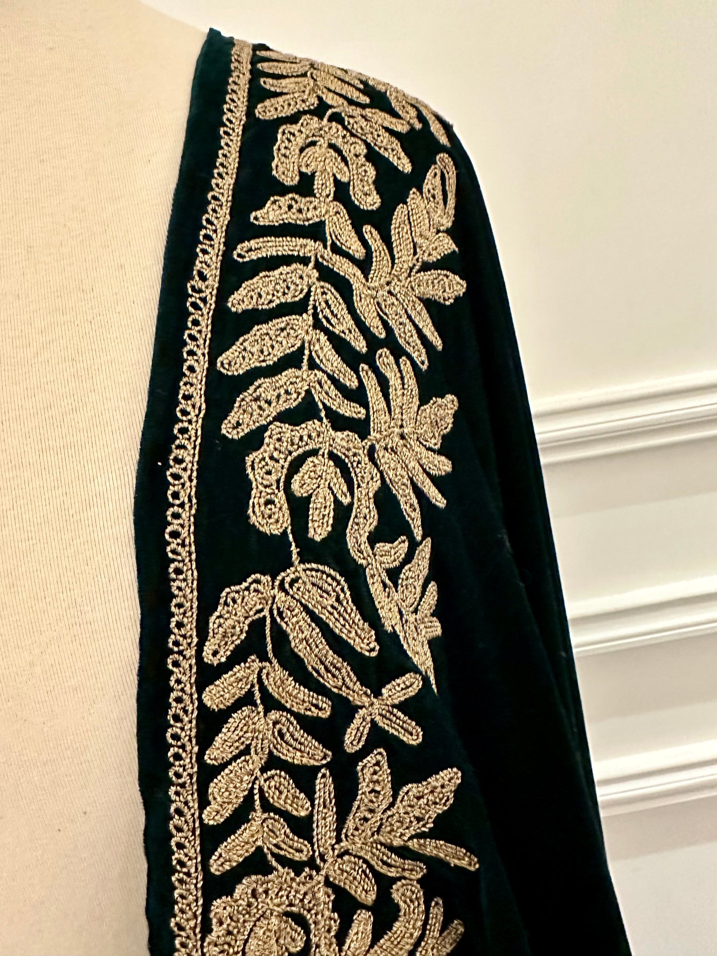 VT-169 Floral dori work embroidered unisex shawl
