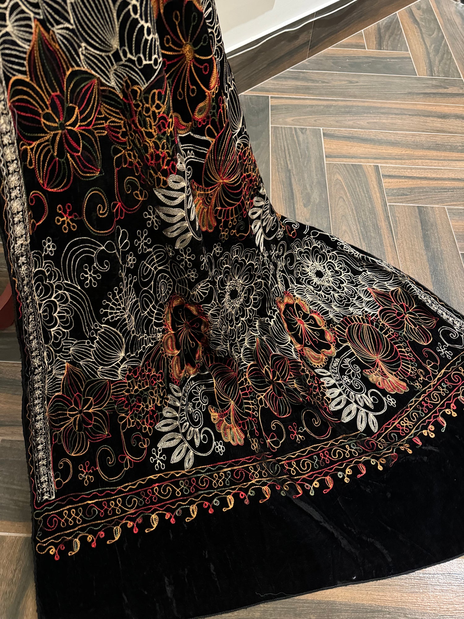 VT-127 Multi thread Kashmiri thread work Shawl