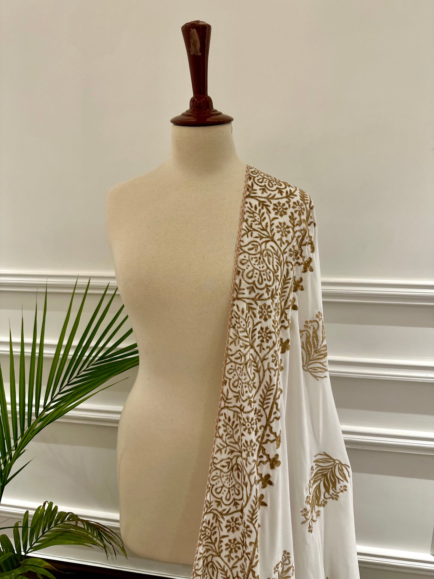 VT- 167 White royal motive floral shawl