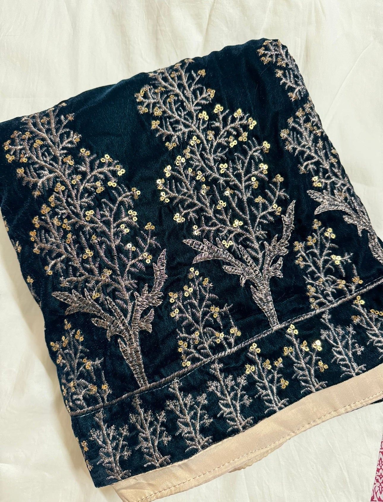 VT-105 BlackTree motive embroidered shawl