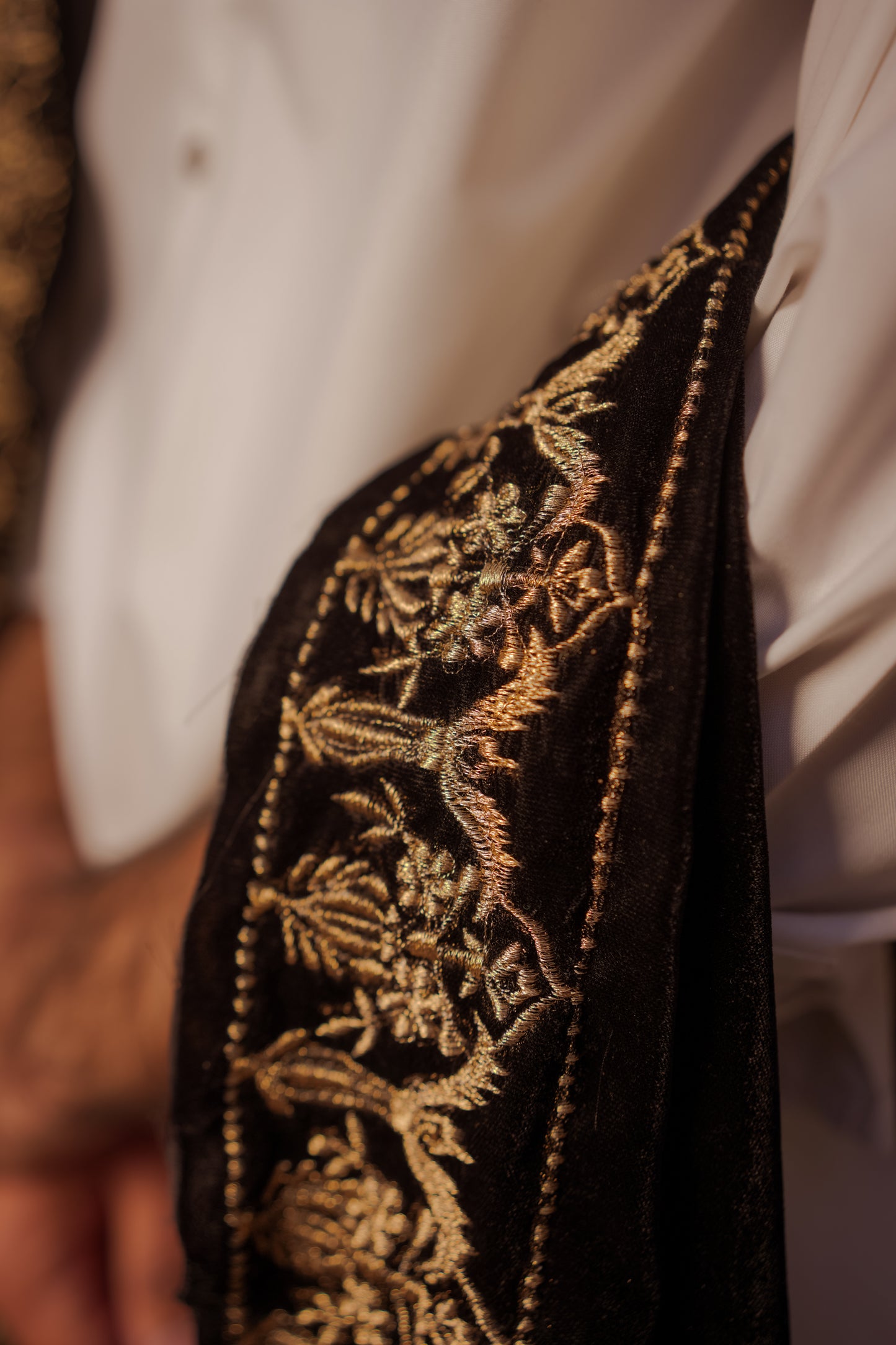 VT-144 Elegant four sided border velvet shawl with banarsi palta