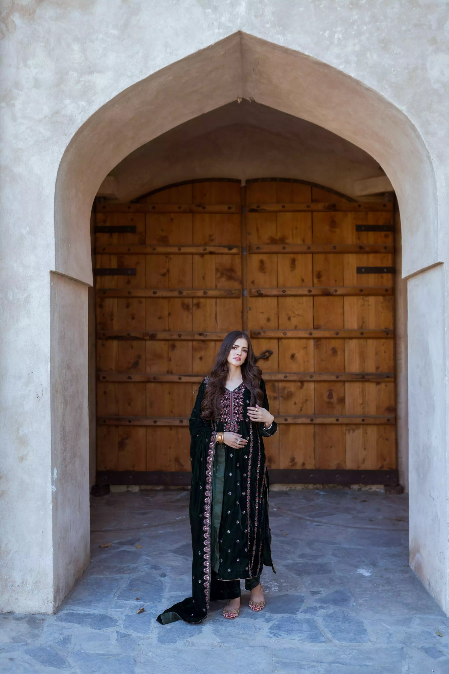 This sophisticated velvet suit features delicate thread and sequin embroidery on the shirt's neckline and sides, paired with embroidered velvet shawl and plain velvet pants.