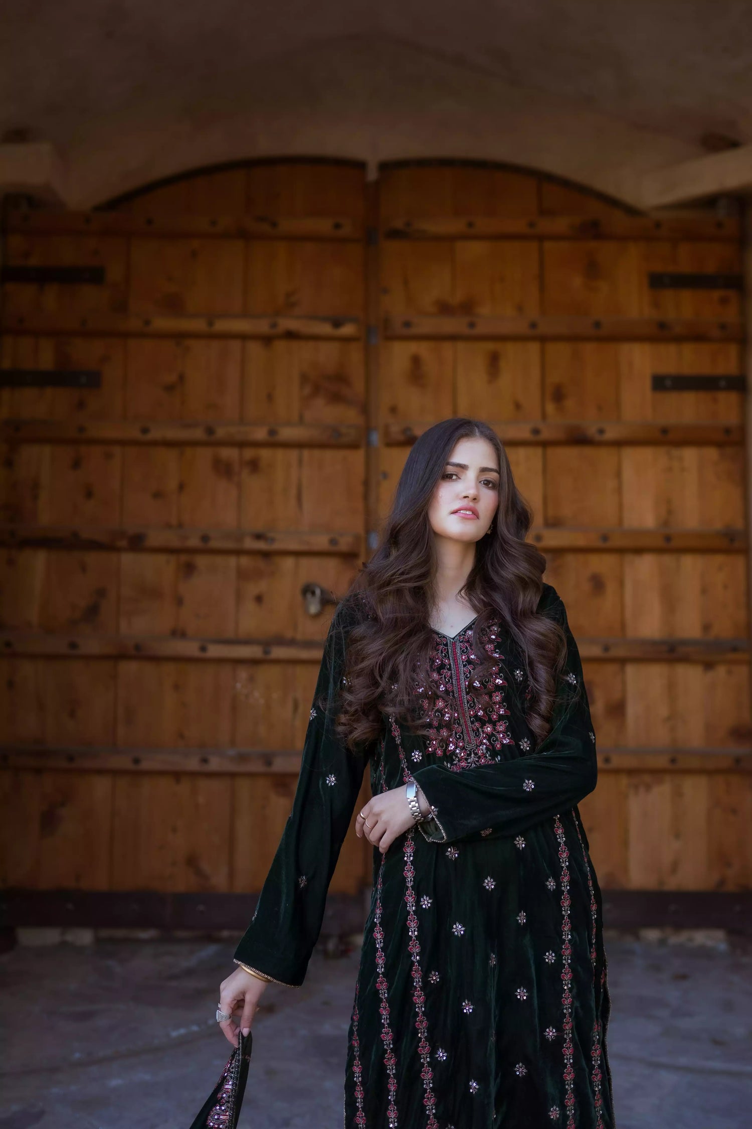 This sophisticated velvet suit features delicate thread and sequin embroidery on the shirt's neckline and sides, paired with embroidered velvet shawl and plain velvet pants.