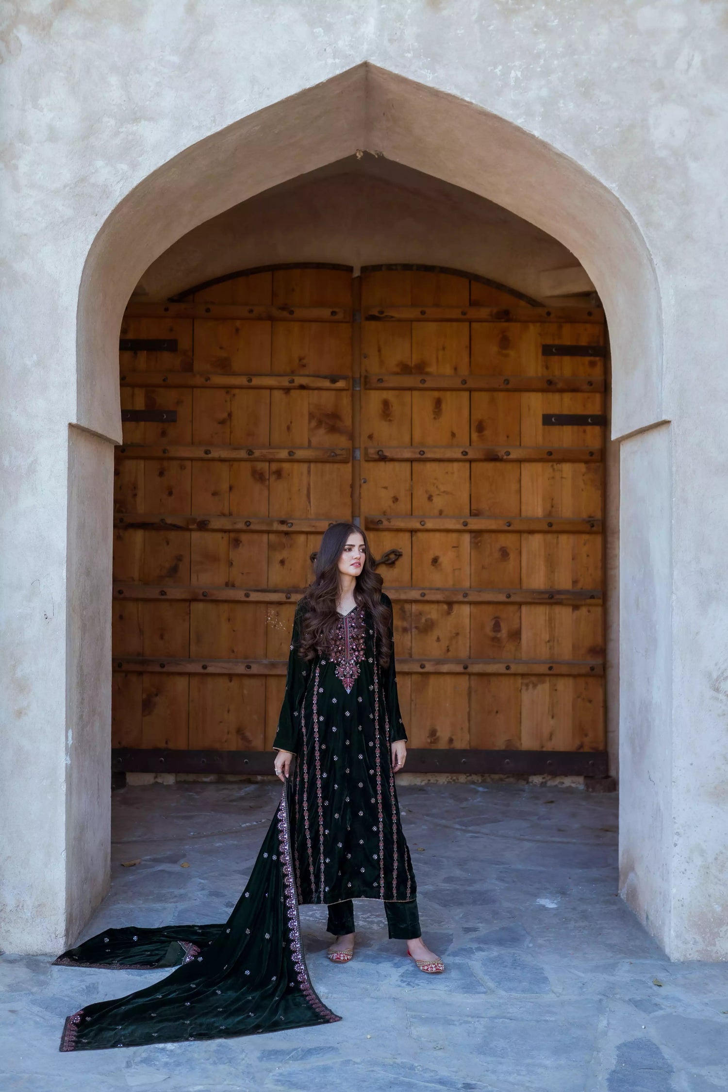 This sophisticated velvet suit features delicate thread and sequin embroidery on the shirt's neckline and sides, paired with embroidered velvet shawl and plain velvet pants.