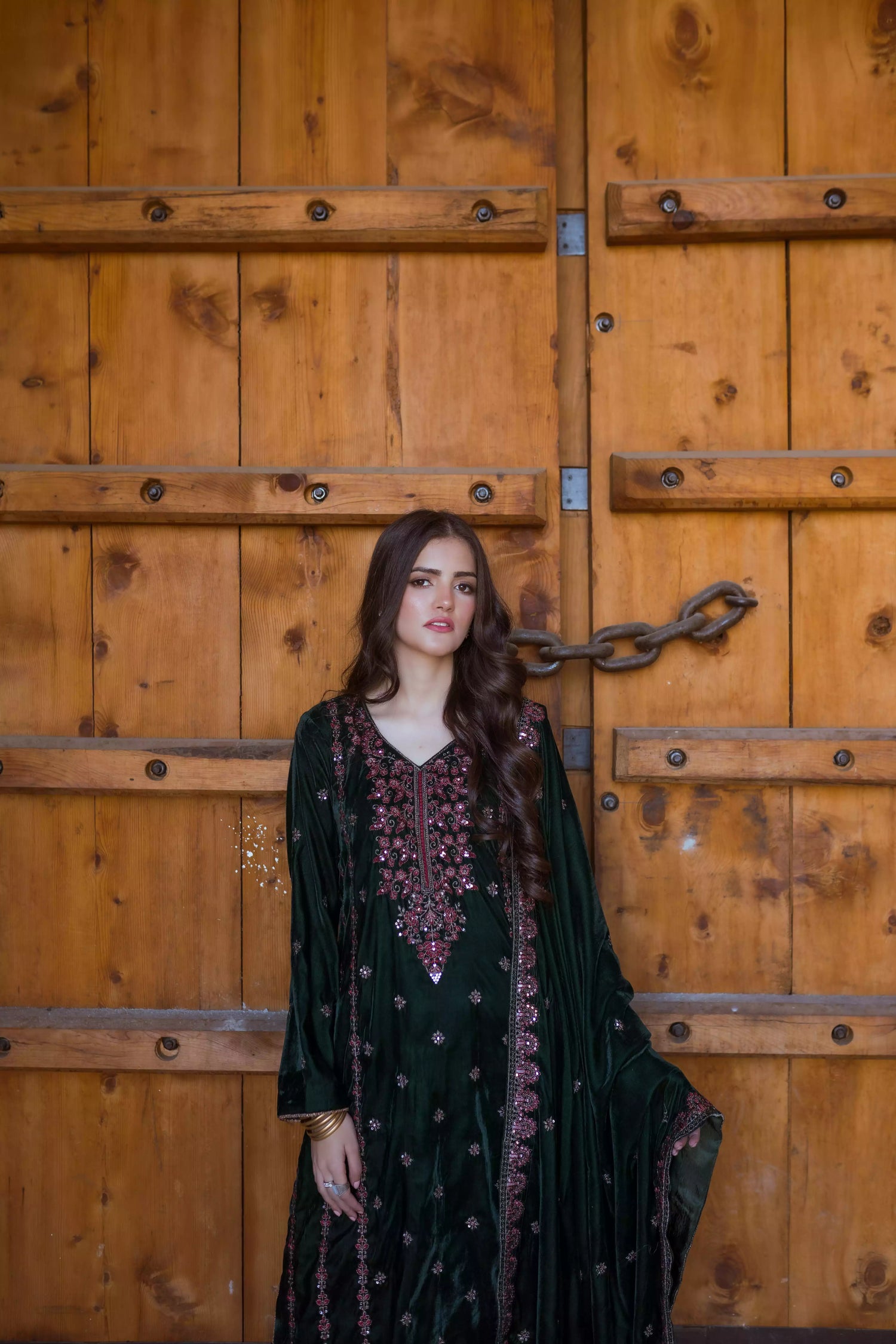 This sophisticated velvet suit features delicate thread and sequin embroidery on the shirt's neckline and sides, paired with embroidered velvet shawl and plain velvet pants.