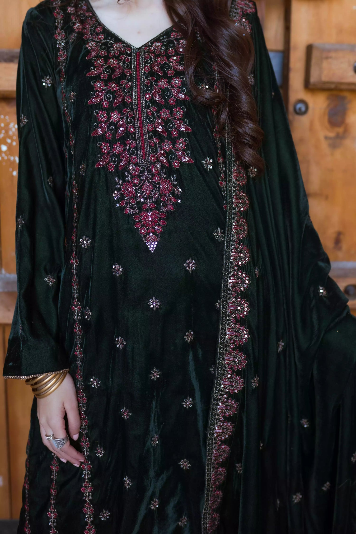 This sophisticated velvet suit features delicate thread and sequin embroidery on the shirt's neckline and sides, paired with embroidered velvet shawl and plain velvet pants.