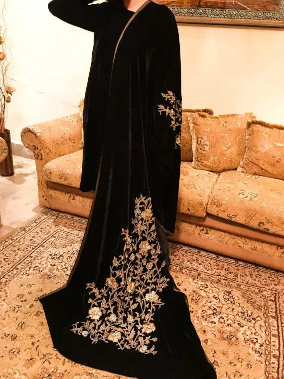 Elegant velvet shawl adorned with embroidered floral motifs, thick tila outlines, and sparkling Feroza stones,
perfect for festive occasions.