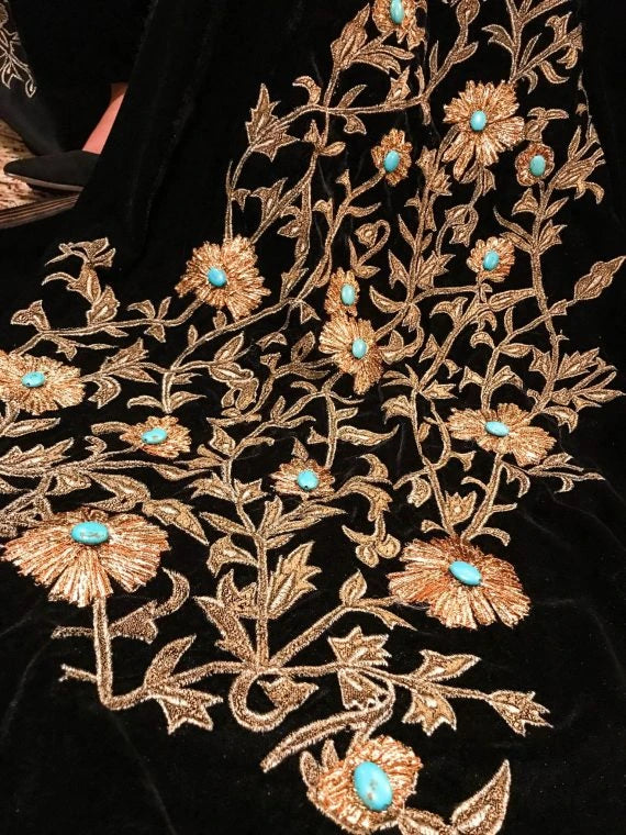 Elegant velvet shawl adorned with embroidered floral motifs, thick tila outlines, and sparkling Feroza stones,
perfect for festive occasions.