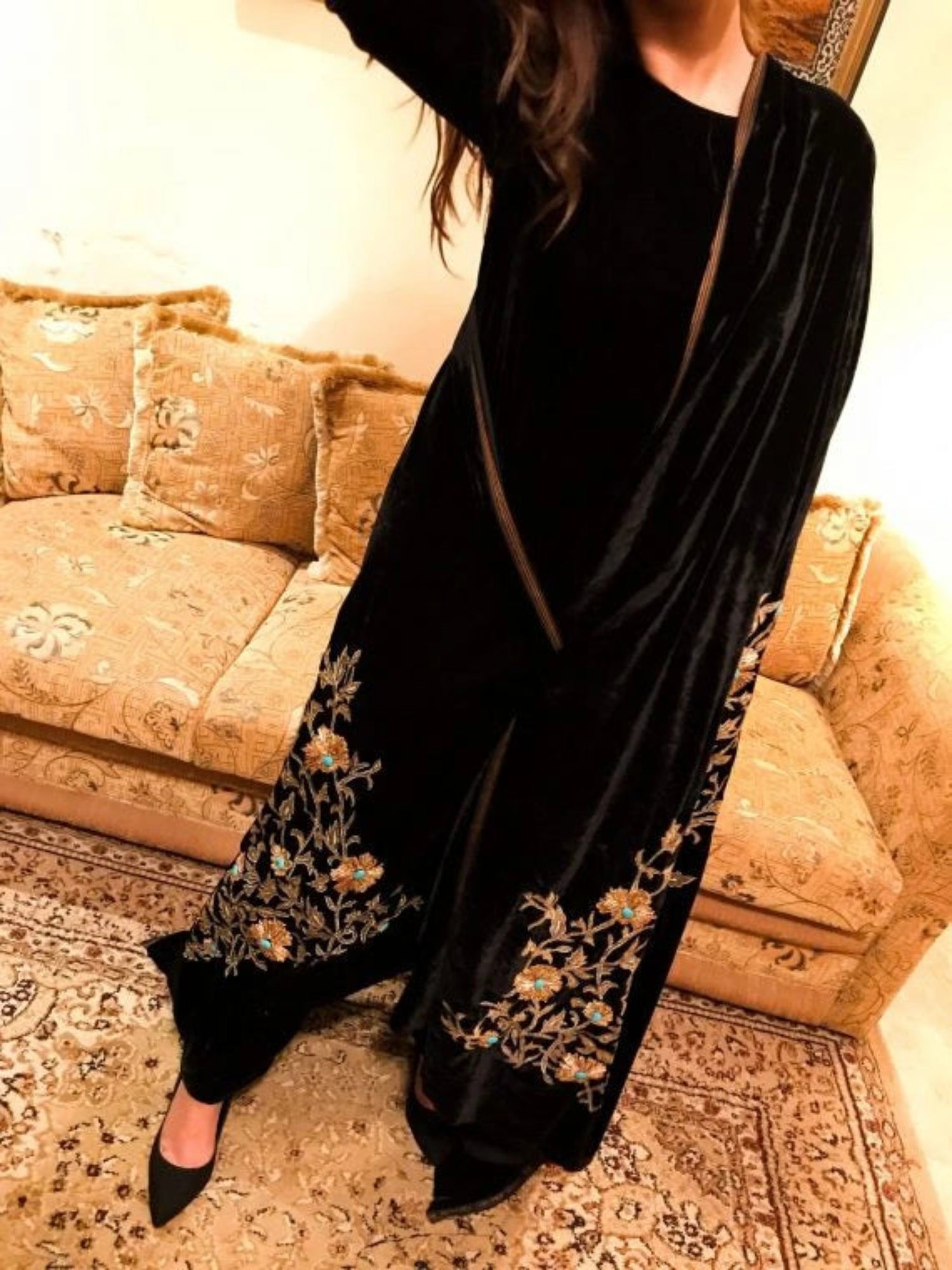 Elegant velvet shawl adorned with embroidered floral motifs, thick tila outlines, and sparkling Feroza stones,
perfect for festive occasions.