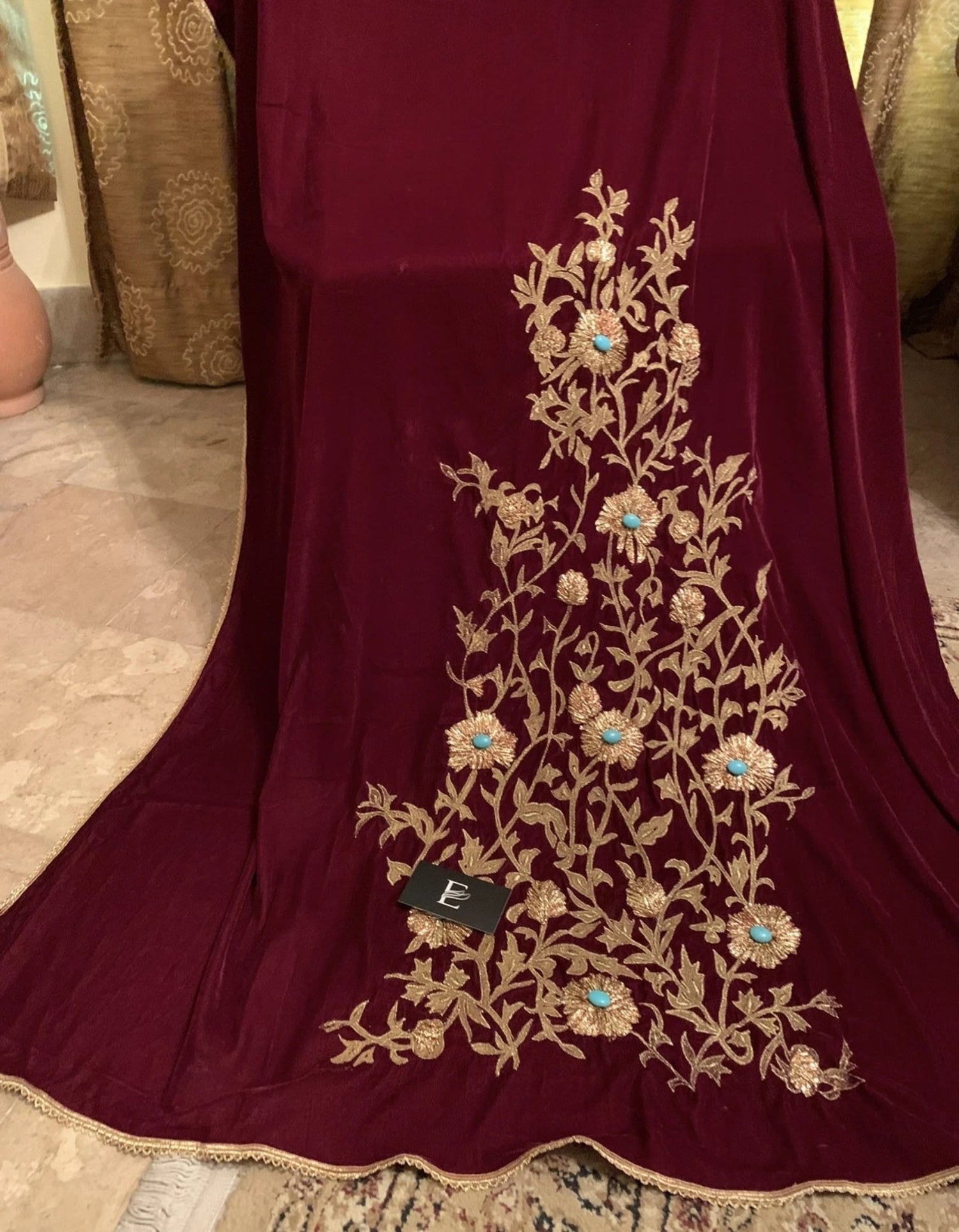 Elegant velvet shawl adorned with embroidered floral motifs, thick tila outlines, and sparkling Feroza stones,
perfect for festive occasions.
