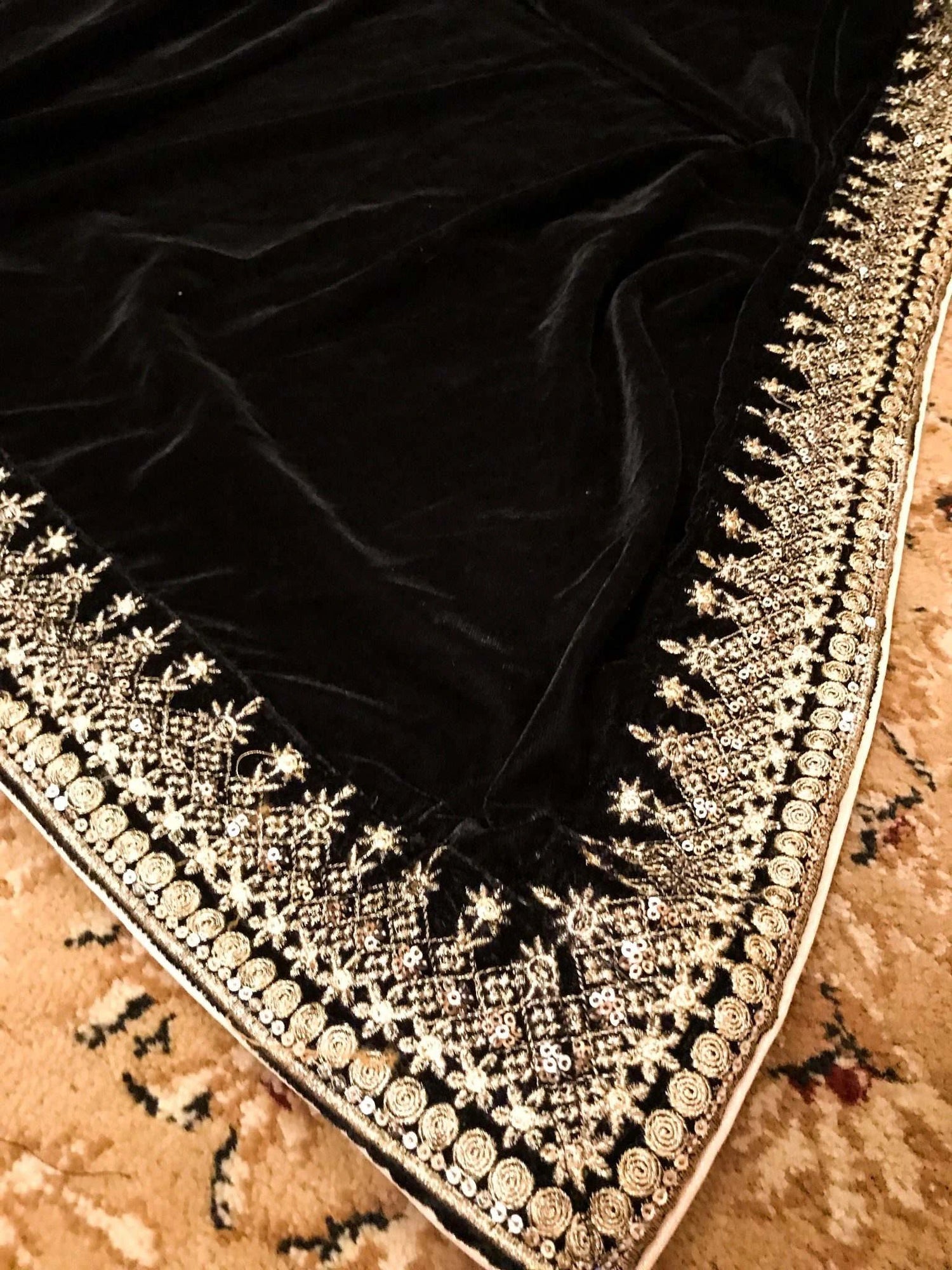 A sophisticated velvet shawl adorned with a luxurious intricate tila embroidery. Perfect for festive occasions and formal events.