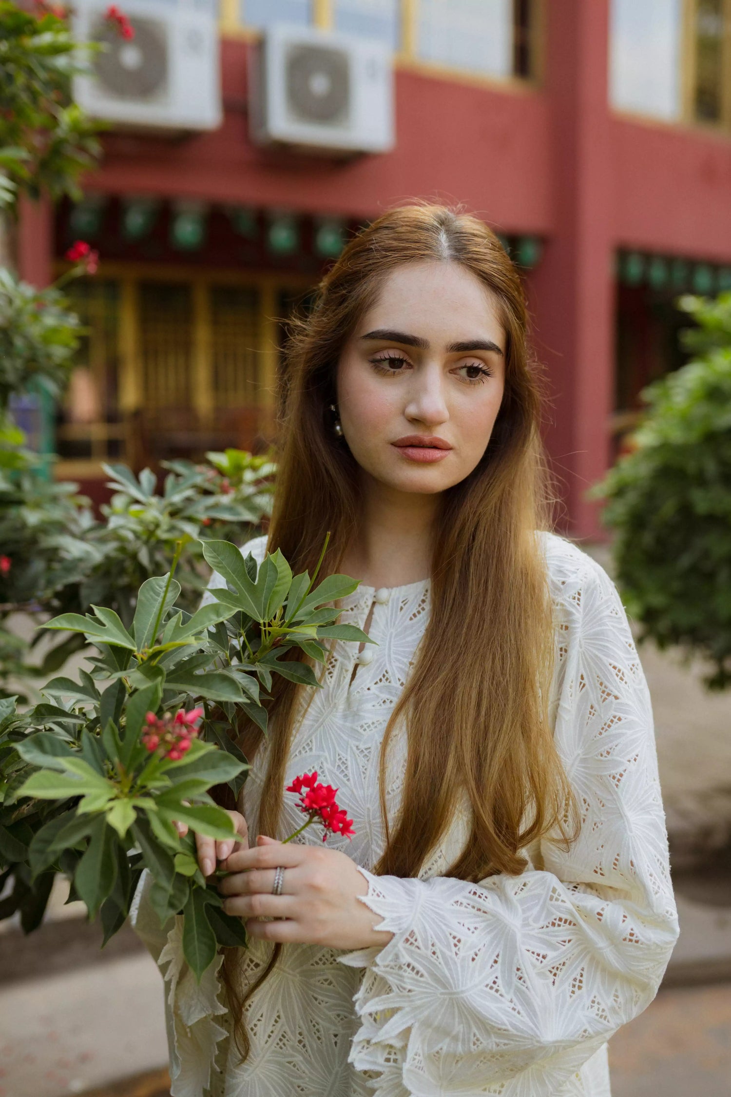 White kaftan kurta with leaf Shiffli embroidery and flared sleeves

