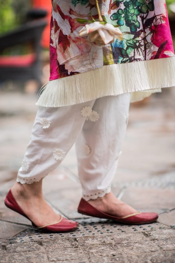 Tulip-cut pants with 3D floral appliqués and lace-edged hem

