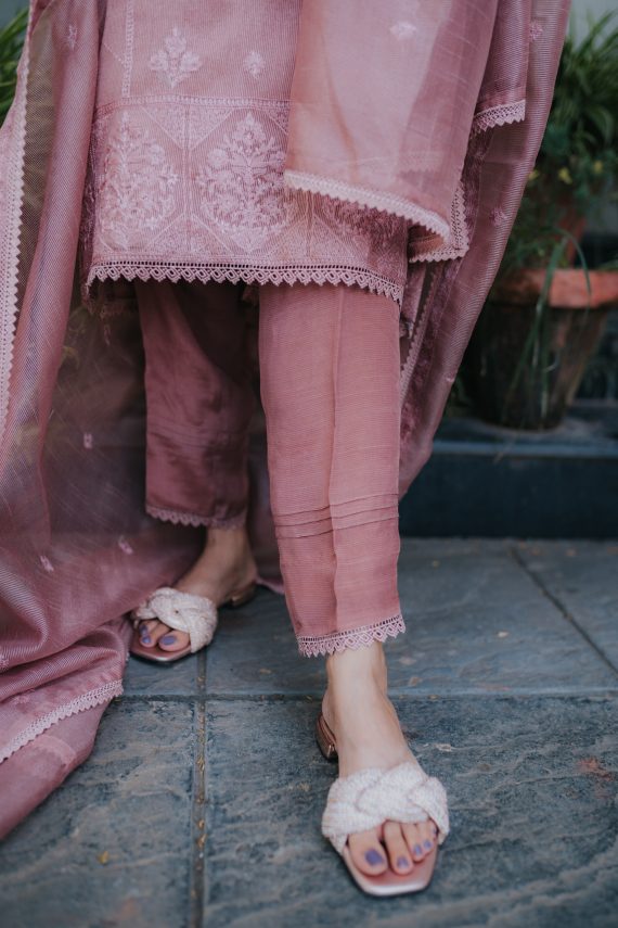 AU-01 – Tea Pink Khaddi Cotton Net Embroidered 3PC Suit