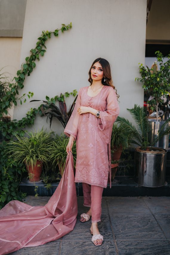 AU-01 – Tea Pink Khaddi Cotton Net Embroidered 3PC Suit