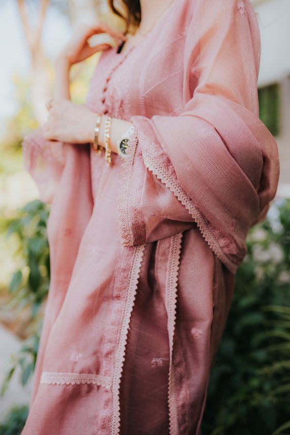 AU-01 – Tea Pink Khaddi Cotton Net Embroidered 3PC Suit