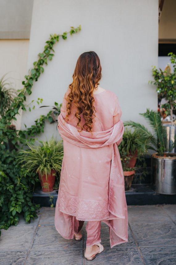 AU-01 – Tea Pink Khaddi Cotton Net Embroidered 3PC Suit