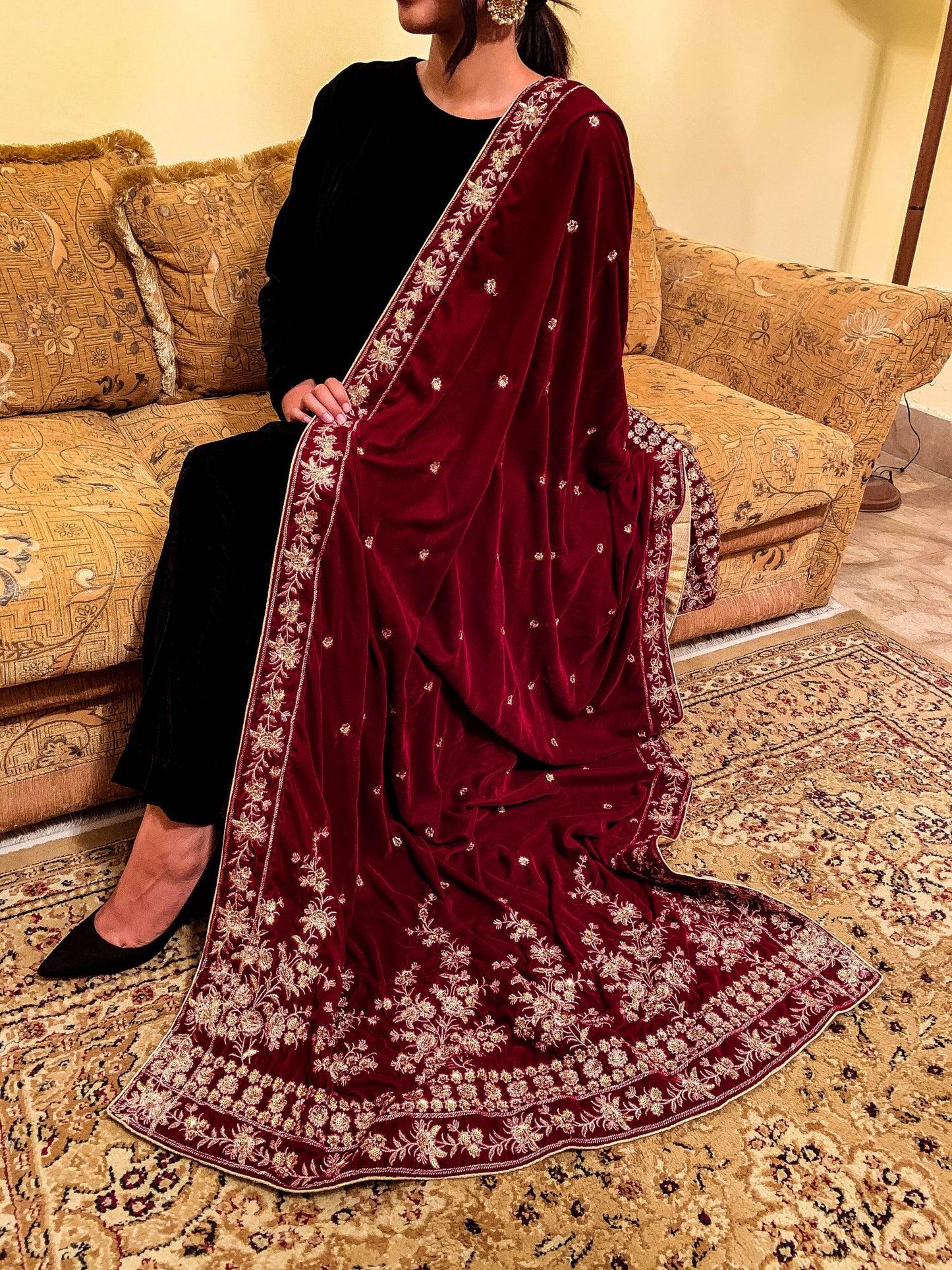 VT-101 Embroidered Bunch velvet shawl