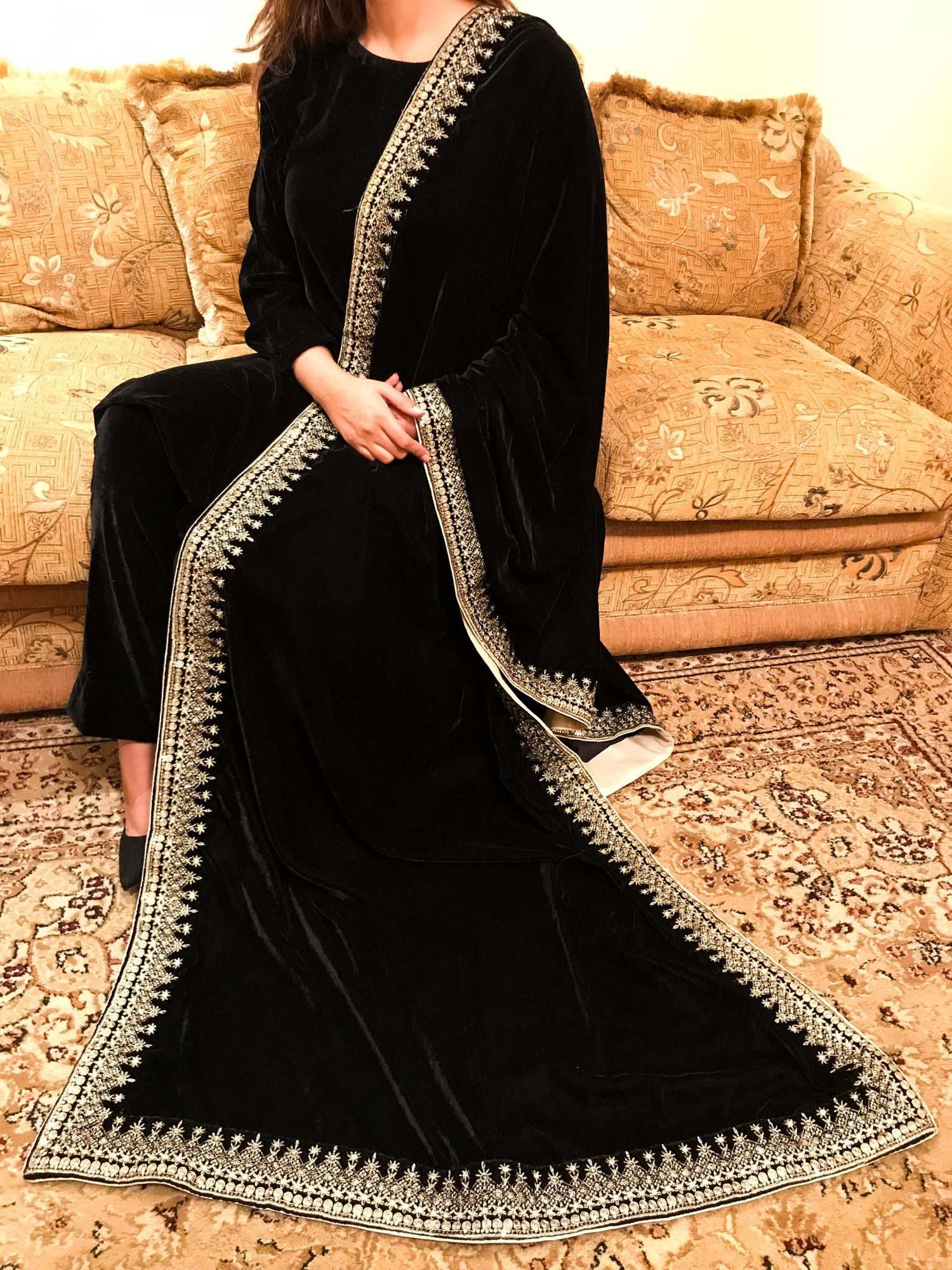 VT-70 Triangular four side sequence embroidered shawl