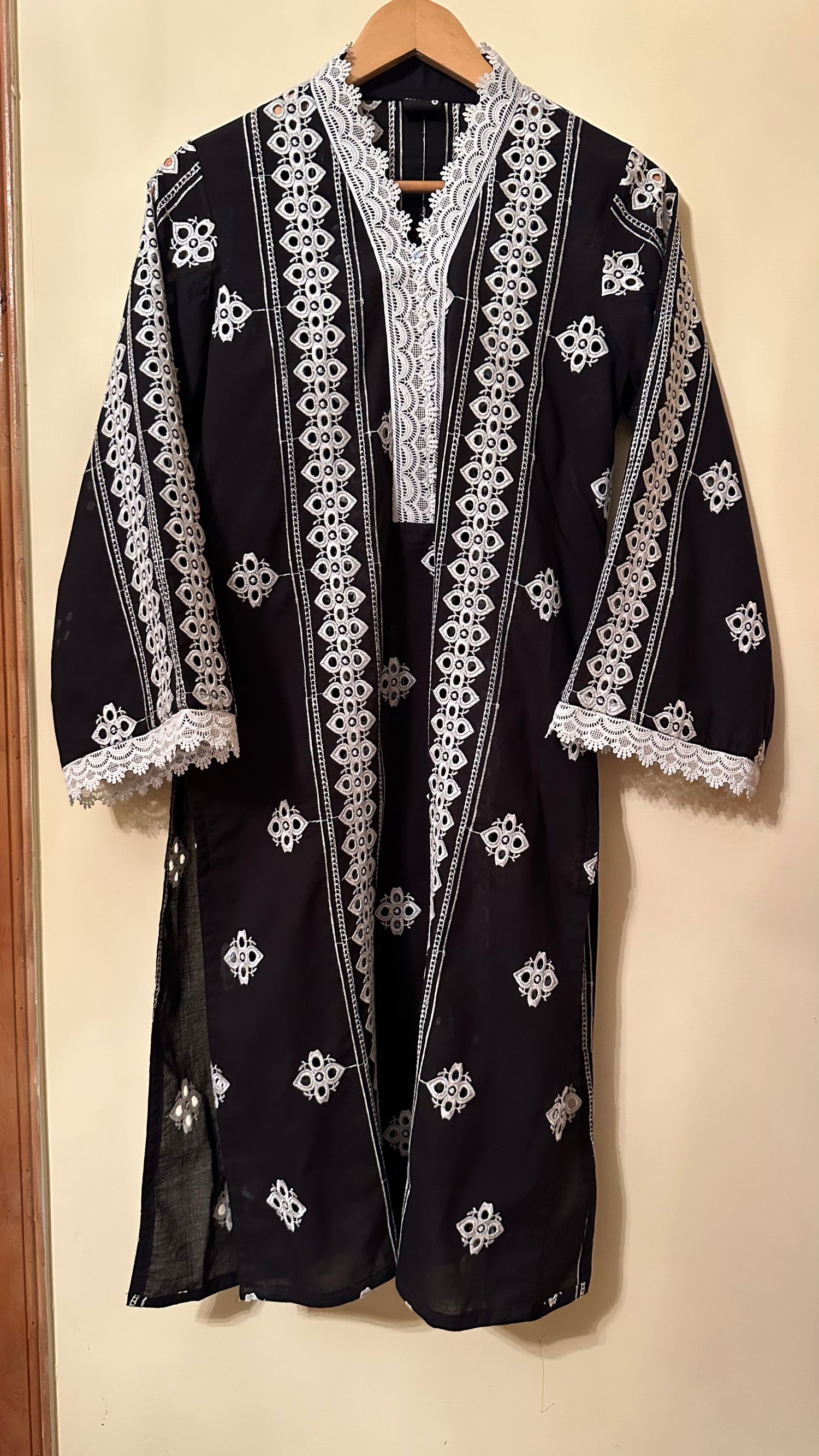 CH-02 Abstract Embroidered Chikan Kurta